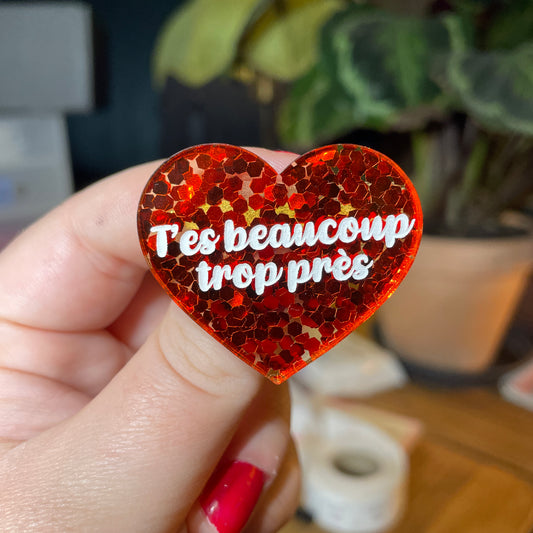 [Contrôle technique] Broche "T'es beaucoup trop près" en acrylique semi transparente avec des confettis rouges