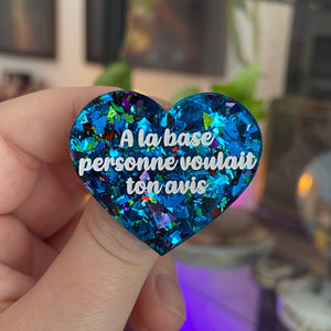 [CONTRÔLE TECHNIQUE] Broche "A la base personne voulait ton avis" en acrylique transparente avec des confettis bleus