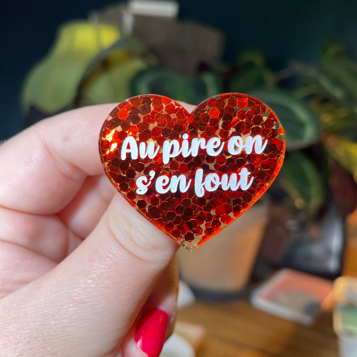 [Contrôle technique] Broche "Au pire on s'en fout" en acrylique semi transparente avec des confettis rouges