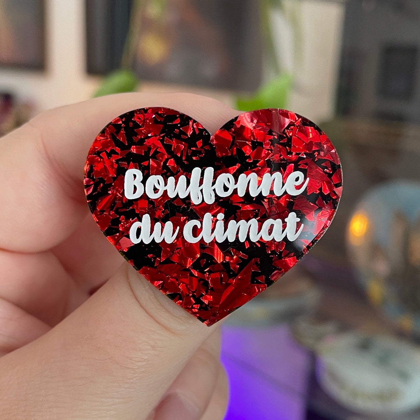 [CONTRÔLE TECHNIQUE] Broche "Bouffonne du climat" en acrylique noire avec des éclats de confettis rouges