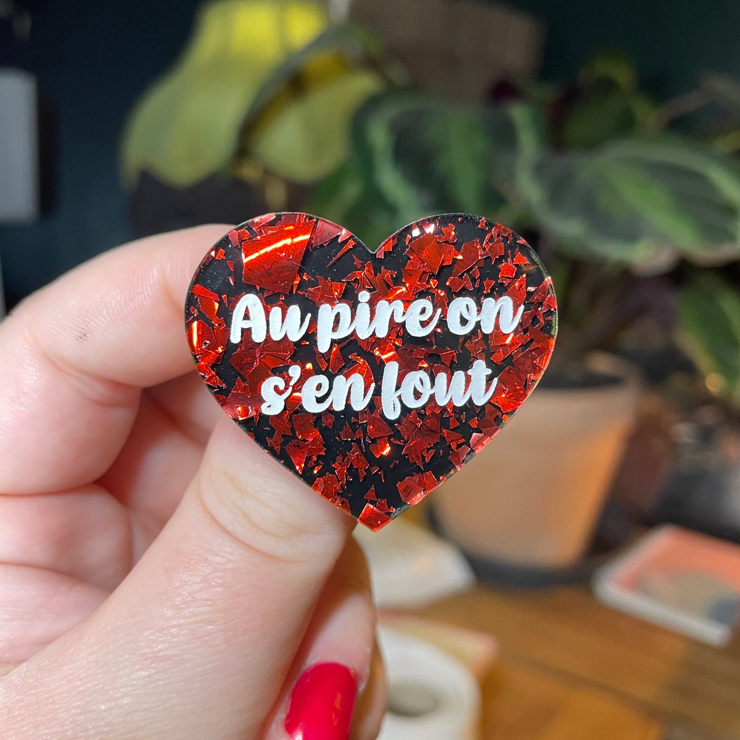 [Contrôle technique] Broche "Au pire on s'en fout" en acrylique noire avec des éclats de confettis rouges