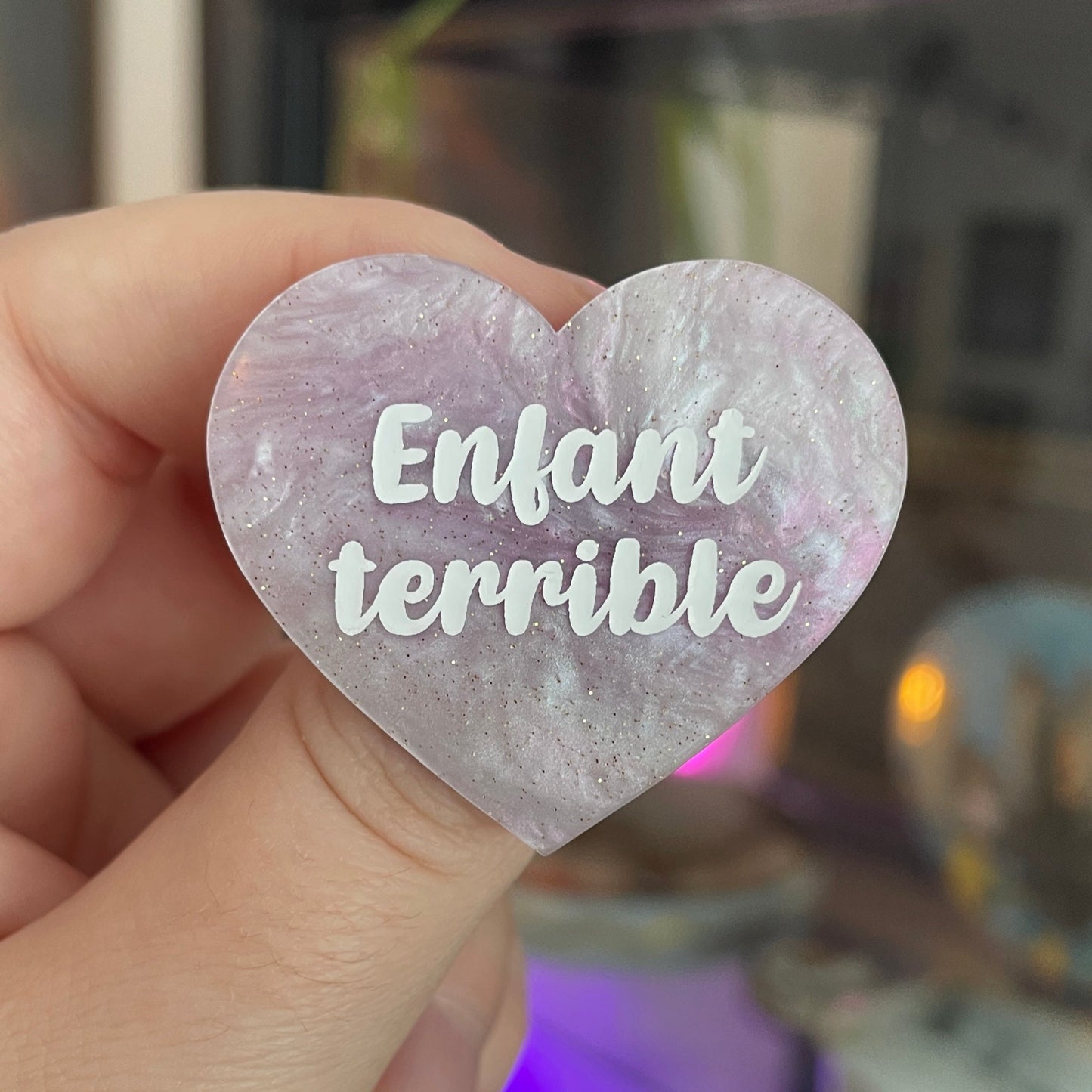 [CONTRÔLE TECHNIQUE] Broche "Enfant terrible" en acrylique violet pâle à paillettes