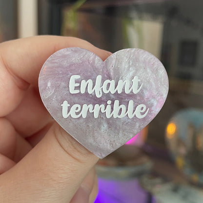 [CONTRÔLE TECHNIQUE] Broche "Enfant terrible" en acrylique violet pâle à paillettes