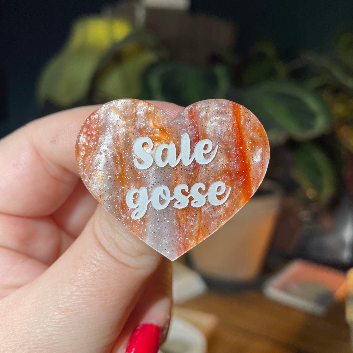 [Contrôle technique] Broche "Sale gosse" en acrylique marbrée orange et blanche à paillettes