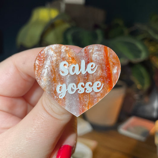 [Contrôle technique] Broche "Sale gosse" en acrylique marbrée orange et blanche à paillettes