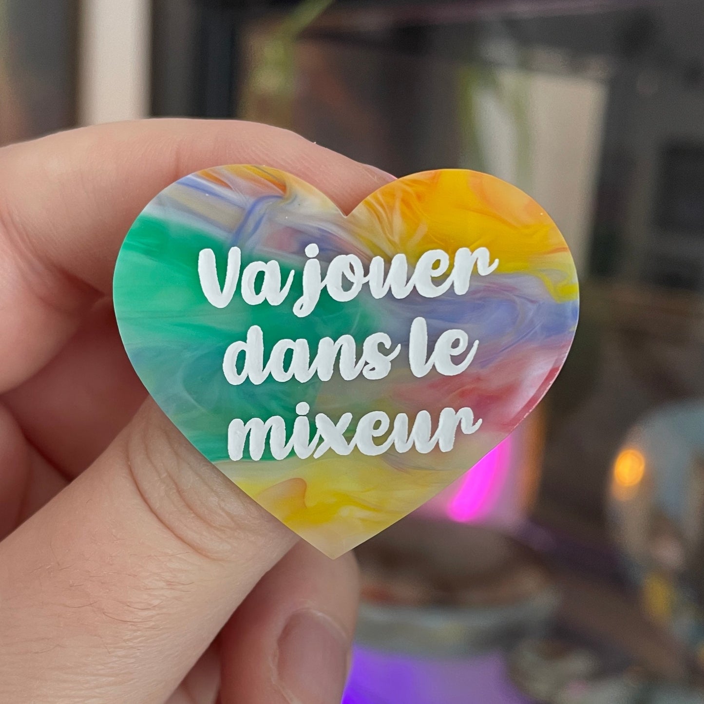 [CONTRÔLE TECHNIQUE] Broche "Va jouer dans le mixeur" en acrylique marbrée multicolore
