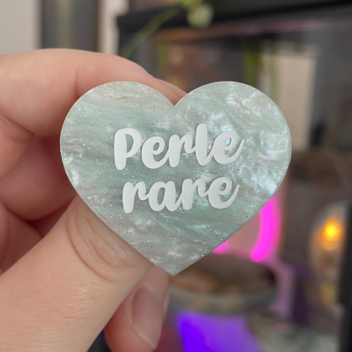 [CONTRÔLE TECHNIQUE] Broche "Perle rare" en acrylique marbrée bleu/vert pâle à paillettes