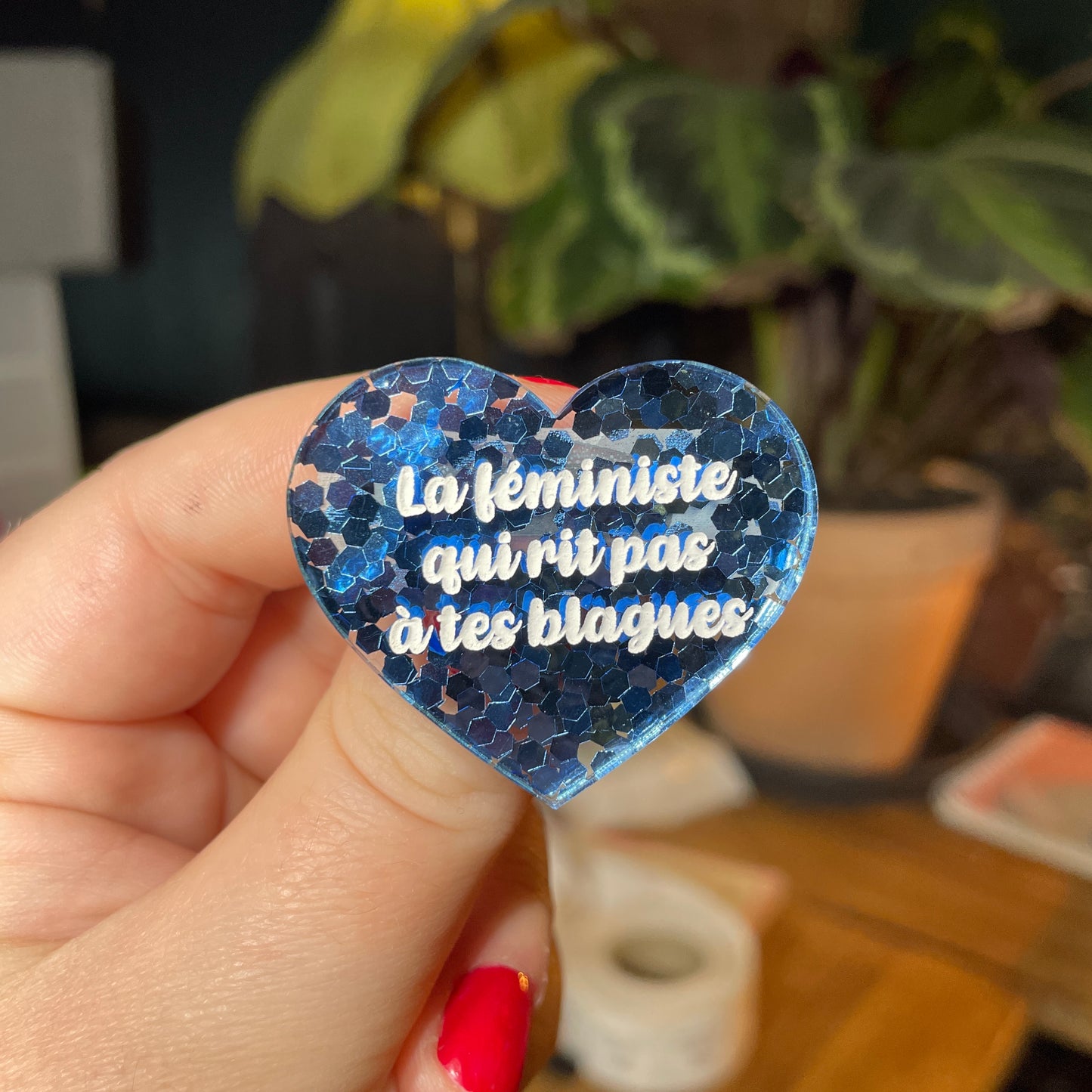 [Contrôle technique] Broche "La féministe qui rit pas à tes blagues" en acrylique semi transparente avec des confettis bleus