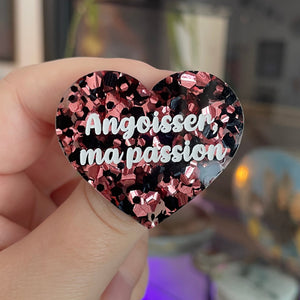 [CONTRÔLE TECHNIQUE] Broche "Angoisser, ma passion" en acrylique semi transparente à gros confettis noirs et rose gold