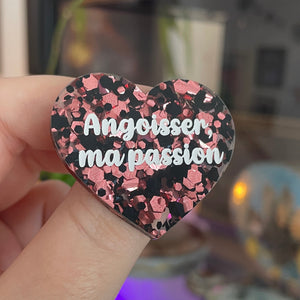[CONTRÔLE TECHNIQUE] Broche "Angoisser, ma passion" en acrylique semi transparente à gros confettis noirs et rose gold
