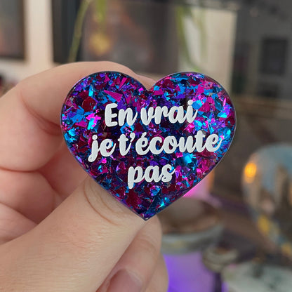 [CONTRÔLE TECHNIQUE] Broche "En vrai je t'écoute pas" en acrylique transparente avec des confettis bleus et violets