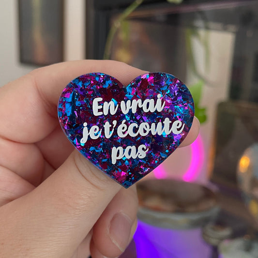 [CONTRÔLE TECHNIQUE] Broche "En vrai je t'écoute pas" en acrylique transparente avec des confettis bleus et violets