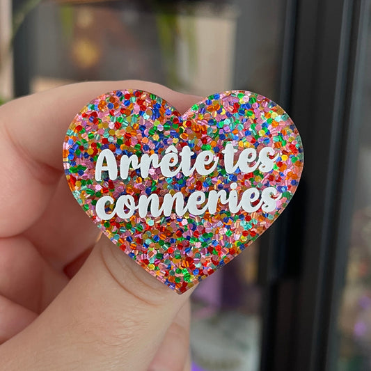 [CONTRÔLE TECHNIQUE] Broche "Arrête tes conneries" en acrylique avec des confettis multicolores