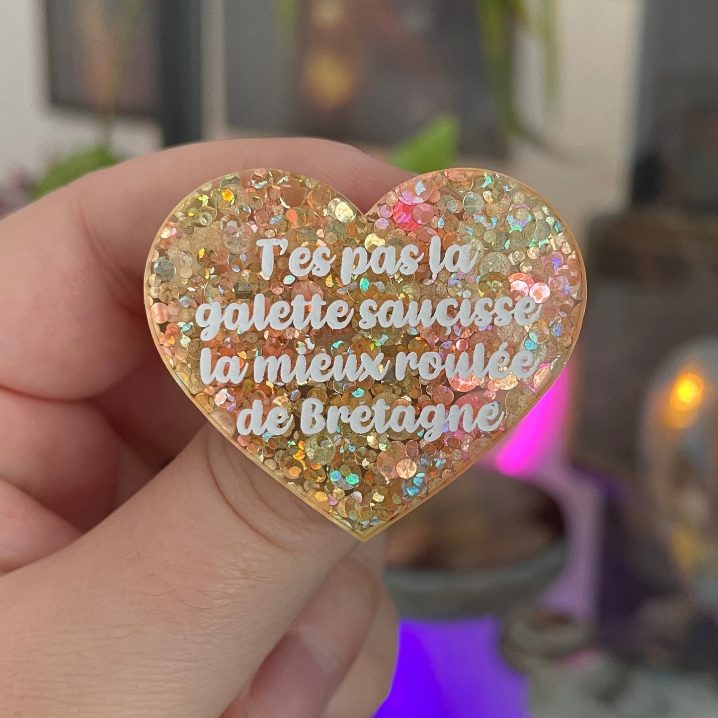 [CONTRÔLE TECHNIQUE] Broche "T'es pas la galette saucisse la mieux roulée de Bretagne" en acrylique semi-transparente à pois oranges