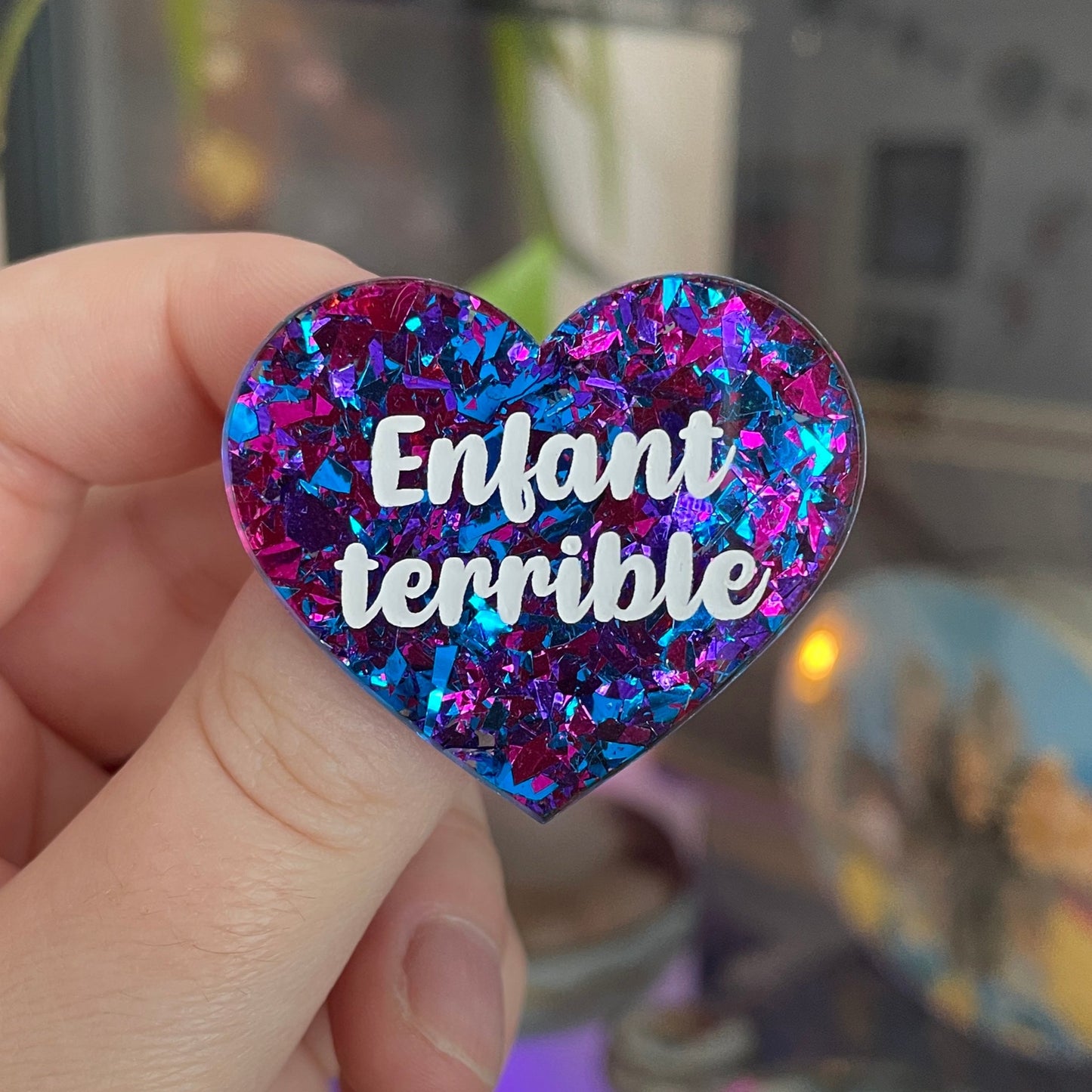 [CONTRÔLE TECHNIQUE] Broche "Enfant terrible" en acrylique transparente avec des gros confettis bleus et violets