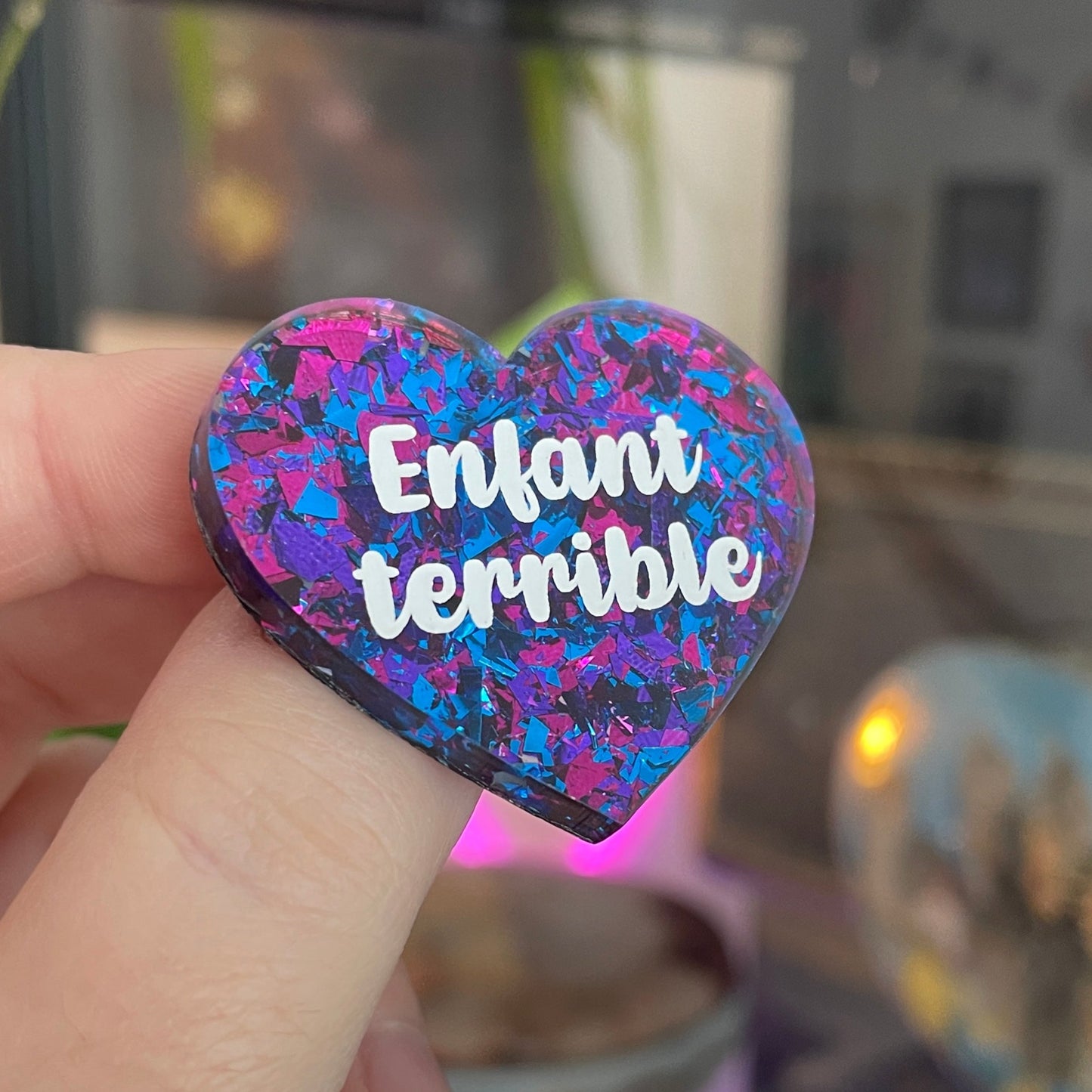 [CONTRÔLE TECHNIQUE] Broche "Enfant terrible" en acrylique transparente avec des gros confettis bleus et violets