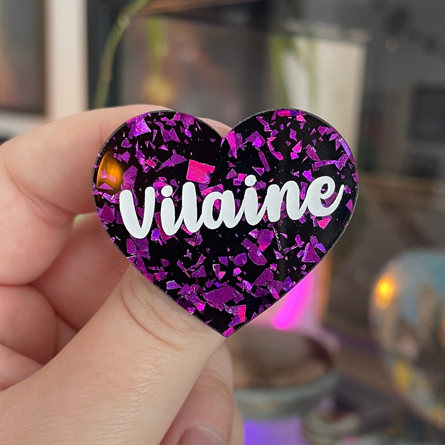 [CONTRÔLE TECHNIQUE] Broche "Vilaine" en acrylique noire avec des confettis violets