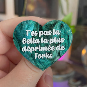 [CONTRÔLE TECHNIQUE] Broche "T'es pas la Bella la plus déprimée de Forks" en acrylique marbrée noire et vert sapin