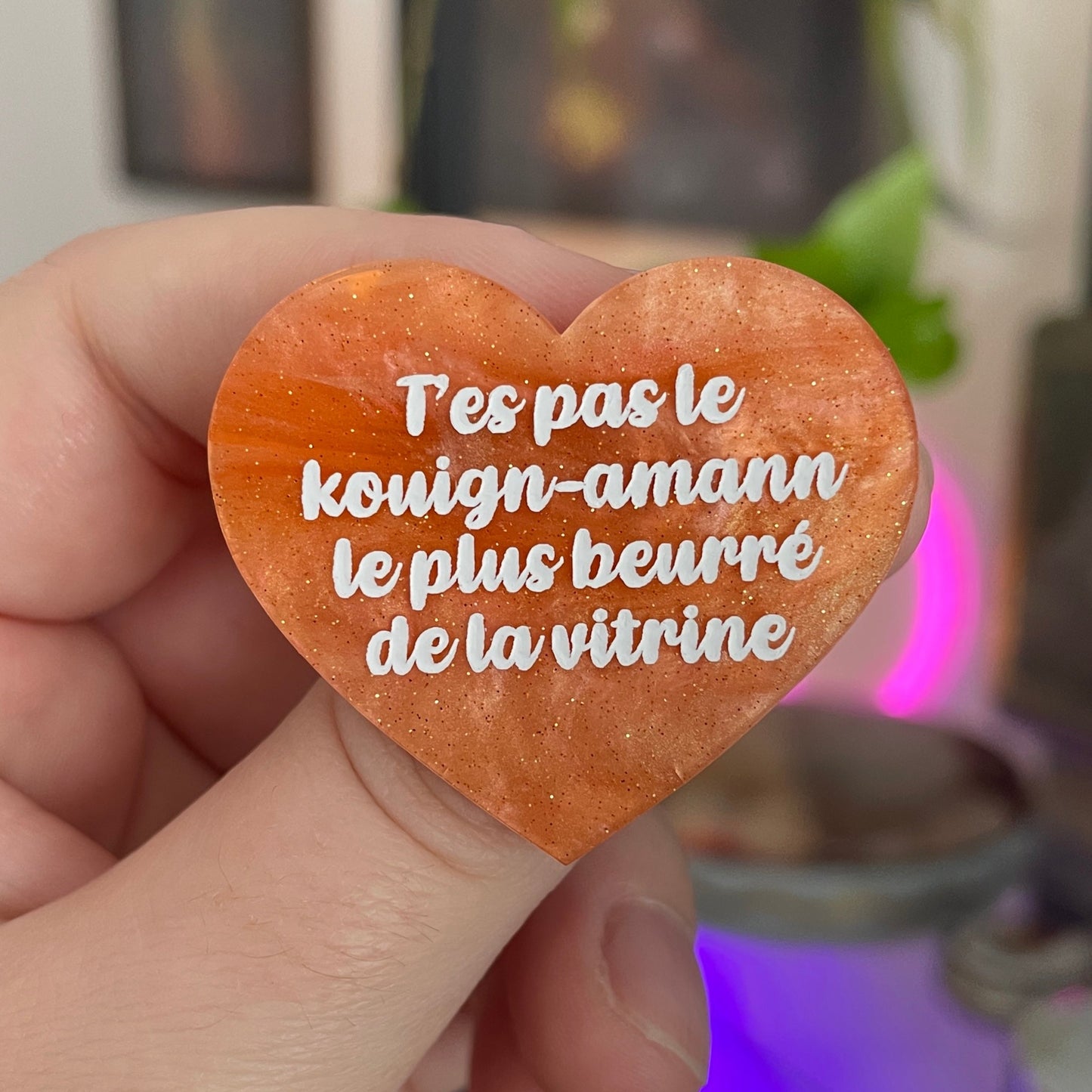 [CONTRÔLE TECHNIQUE] Broche "T'es pas le kouign-amann le plus beurré de la vitrine" en acrylique marbrée orange à paillettes