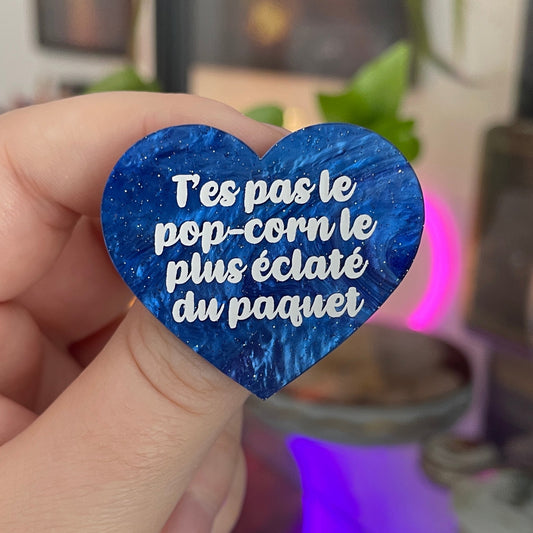 [CONTRÔLE TECHNIQUE] Broche "T'es pas le pop-corn le plus éclaté du paquet" en acrylique marbrée bleue à paillettes