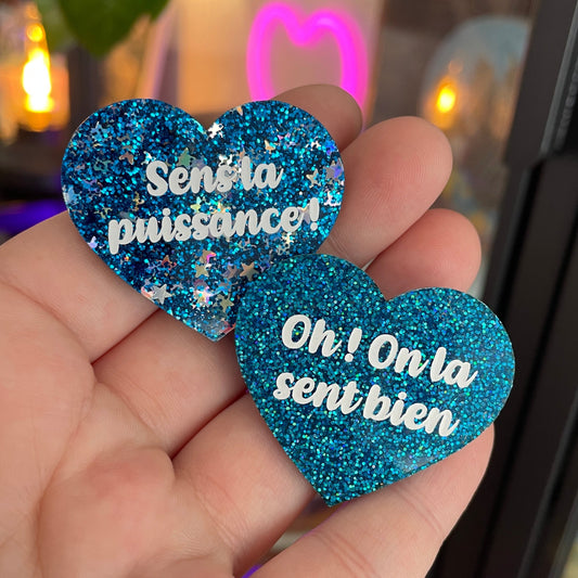 [CONTRÔLE TECHNIQUE] Duo de broches "Sens la puissance" + "Oh ! On la sent bien" en acryliques dans les tons bleus