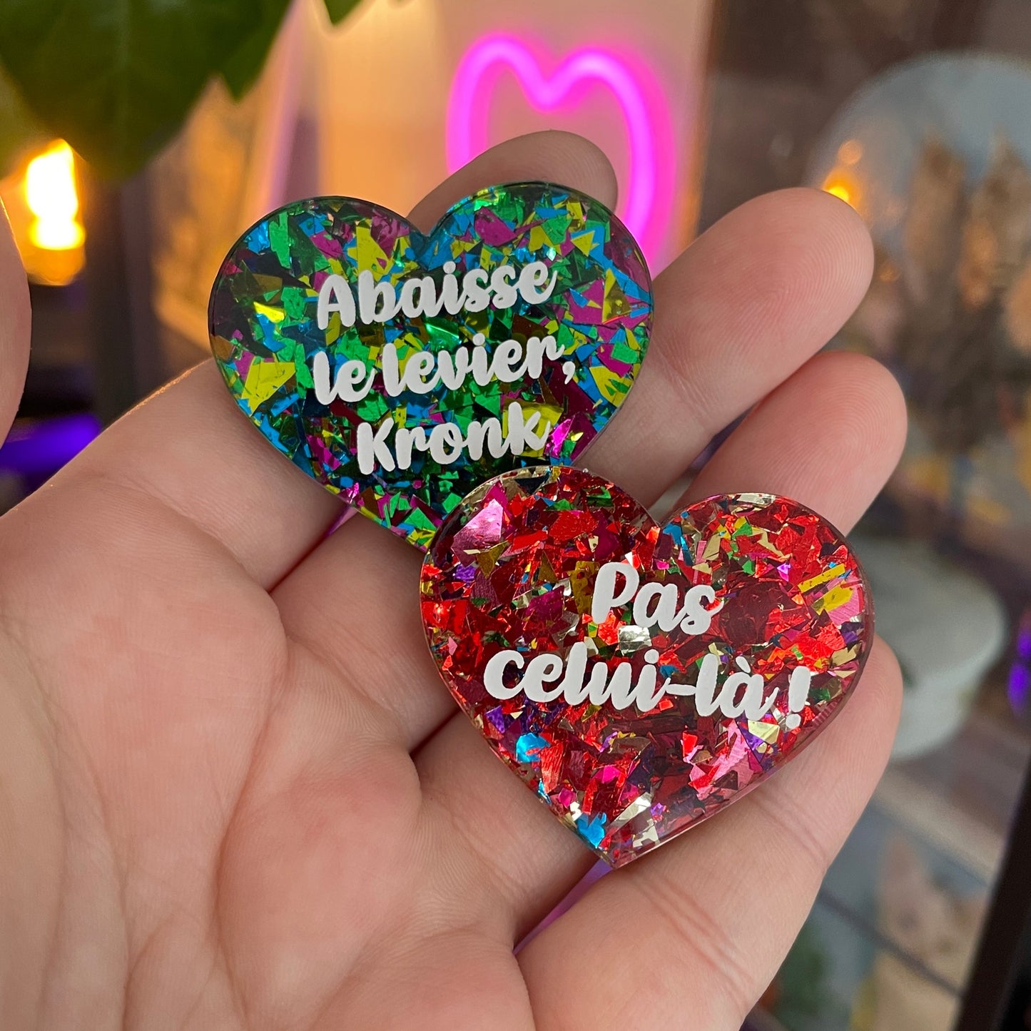 [CONTRÔLE TECHNIQUE] Duo de broches "Abaisse le levier, Kronk" + "Pas celui-là !" en acryliques verte/multicolore et rouge/multicolore