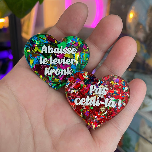 [CONTRÔLE TECHNIQUE] Duo de broches "Abaisse le levier, Kronk" + "Pas celui-là !" en acryliques verte/multicolore et rouge/multicolore