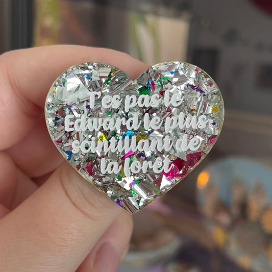 [CONTRÔLE TECHNIQUE] Broche "T'es pas le Edward le plus scintillant de la forêt" en acrylique transparente à gros confettis argentés et multicolores