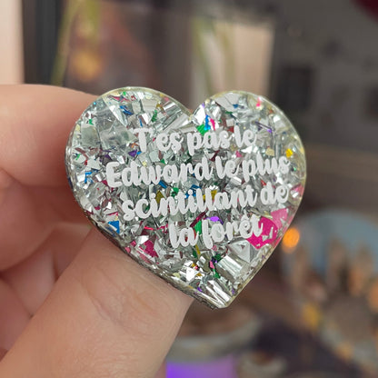 [CONTRÔLE TECHNIQUE] Broche "T'es pas le Edward le plus scintillant de la forêt" en acrylique transparente à gros confettis argentés et multicolores