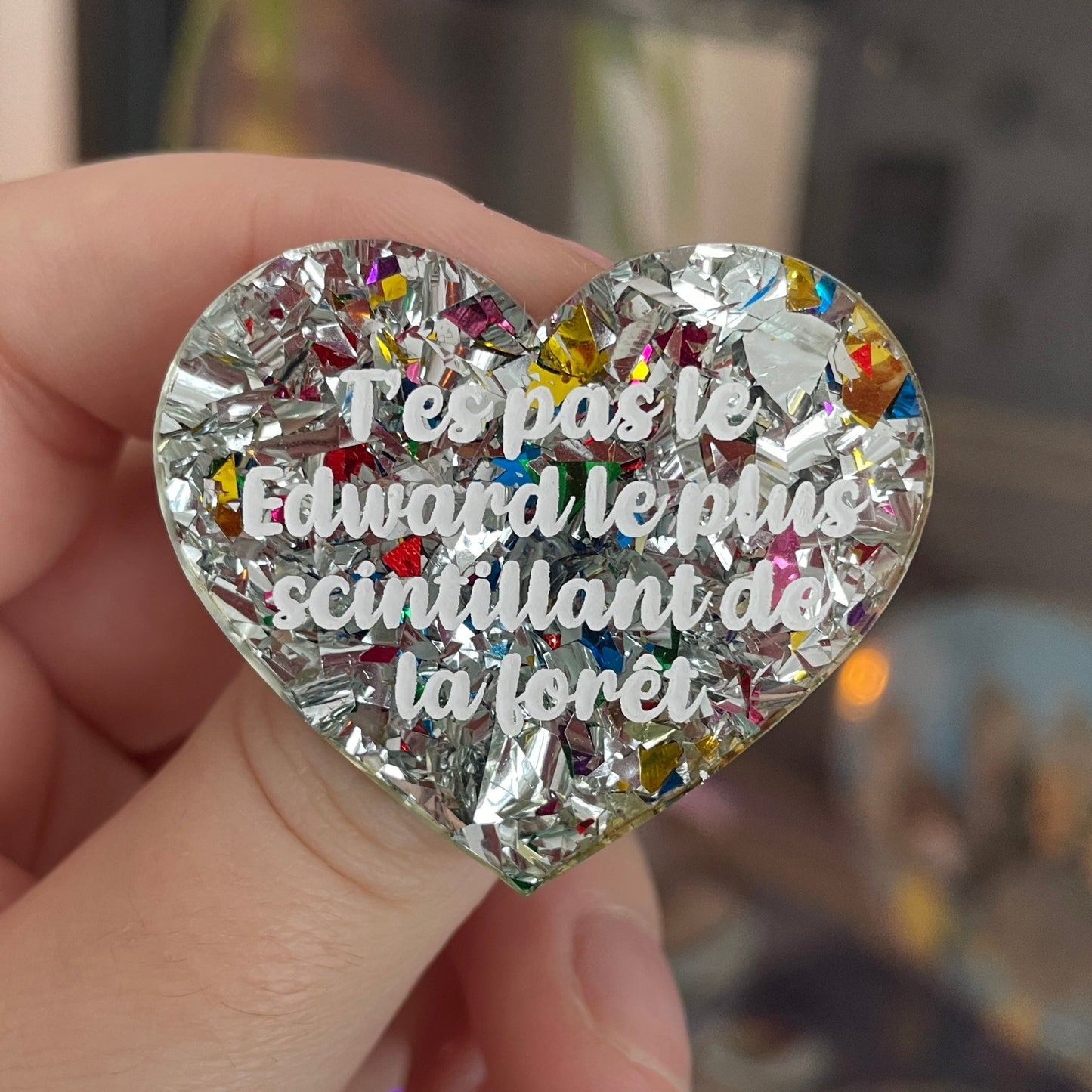 [CONTRÔLE TECHNIQUE] Broche "T'es pas le Edward le plus scintillant de la forêt" en acrylique transparente à gros confettis argentés et multicolores