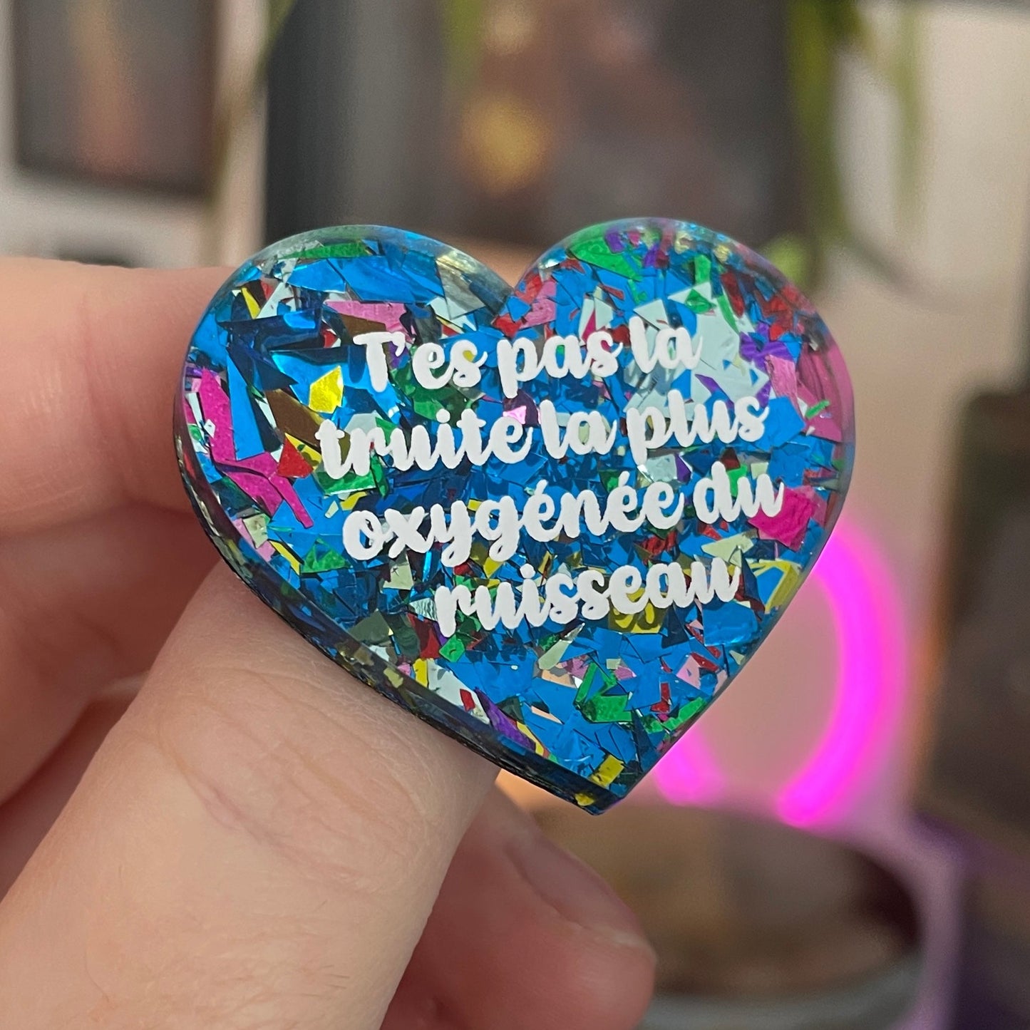 [CONTRÔLE TECHNIQUE] Broche "T'es pas la truite la plus oxygénée du ruisseau" en acrylique avec des éclats de confettis bleus et multicolores