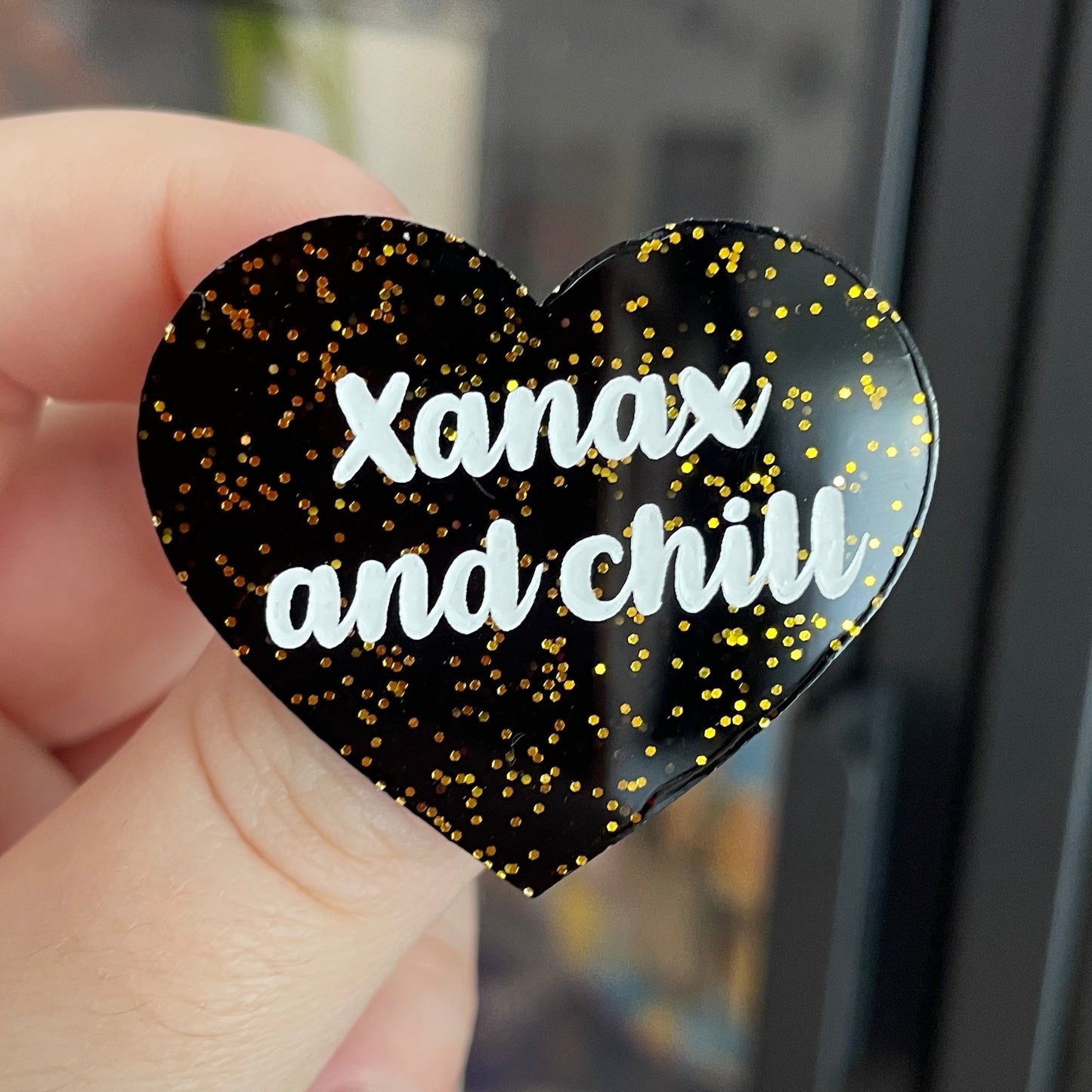 [CONTRÔLE TECHNIQUE] Broche "Xanax and chill" en acrylique noire avec des confettis dorés