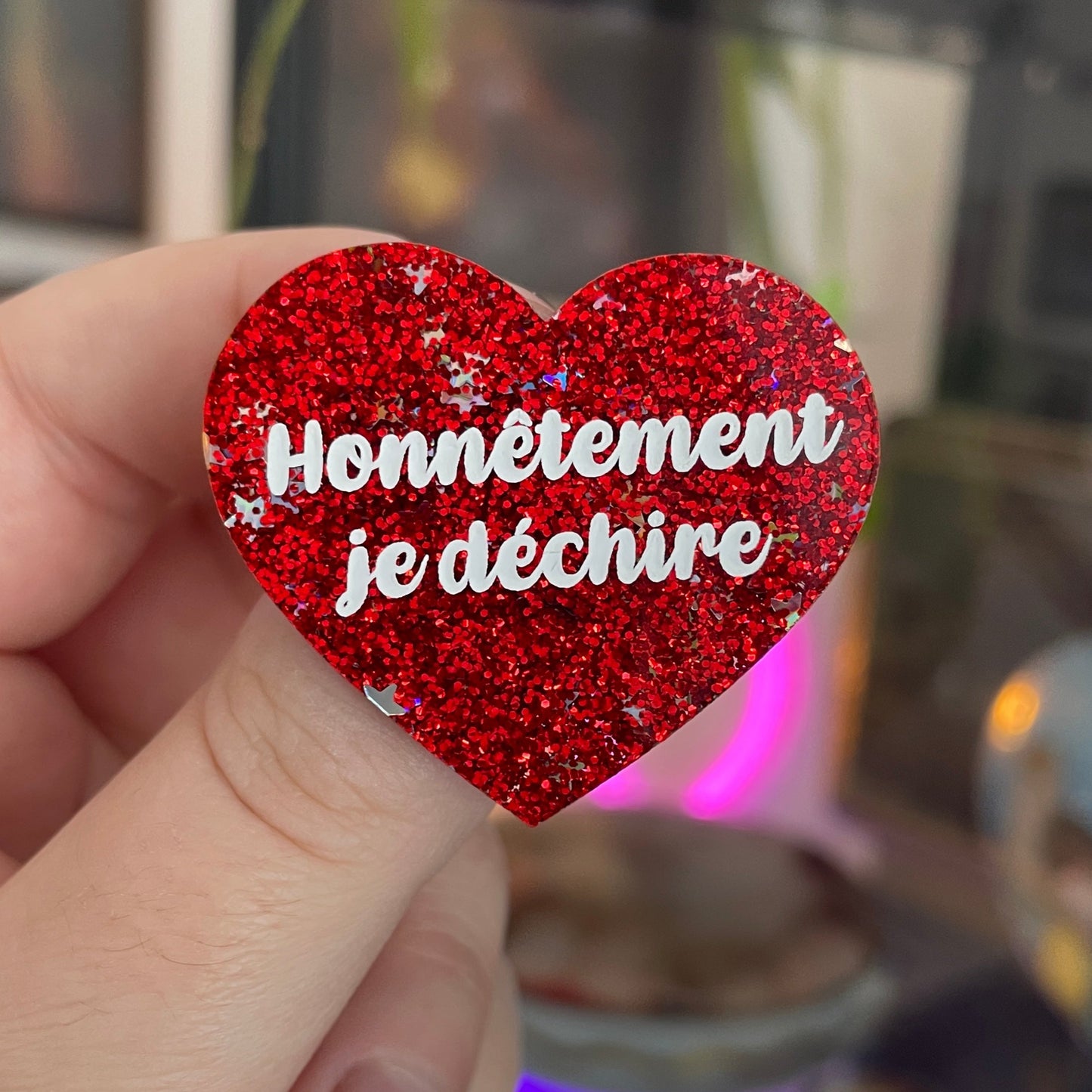 [CONTRÔLE TECHNIQUE] Broche "Honnêtement je déchire" en acrylique à paillettes rouges et confettis étoiles