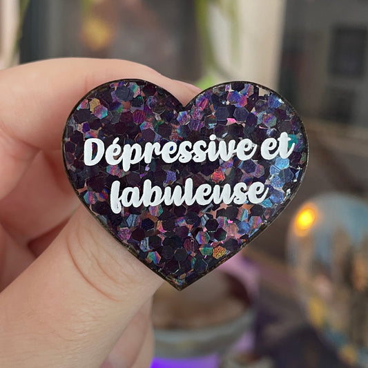 [CONTRÔLE TECHNIQUE] Broche "Dépressive et fabuleuse" en acrylique semi-transparente avec des confettis noirs