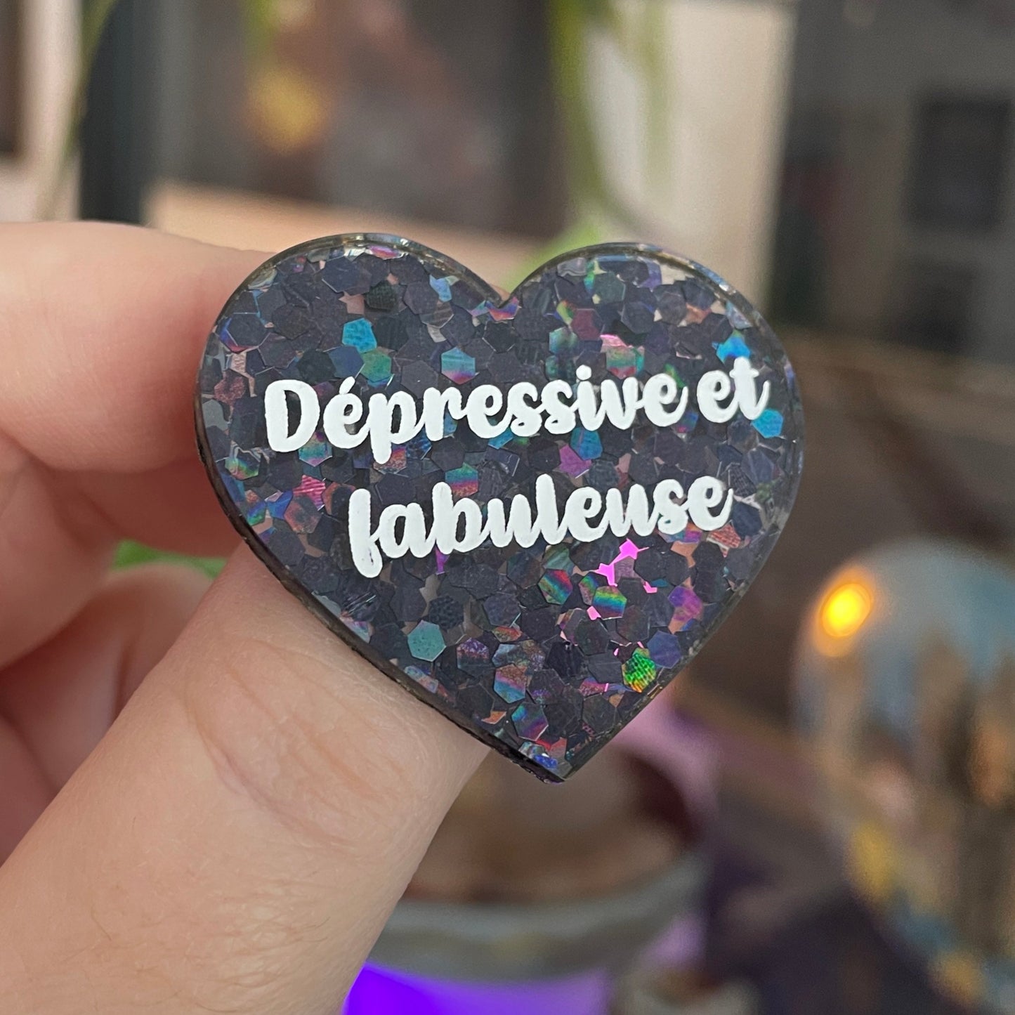 [CONTRÔLE TECHNIQUE] Broche "Dépressive et fabuleuse" en acrylique semi-transparente avec des confettis noirs