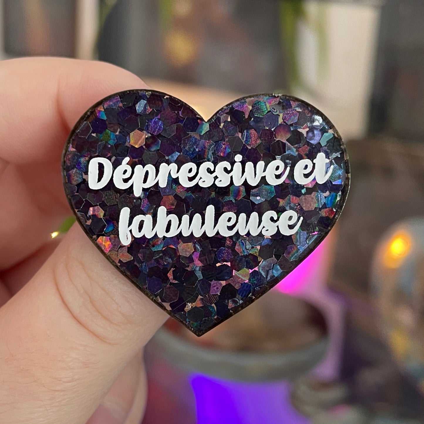 [CONTRÔLE TECHNIQUE] Broche "Dépressive et fabuleuse" en acrylique semi-transparente avec des confettis noirs