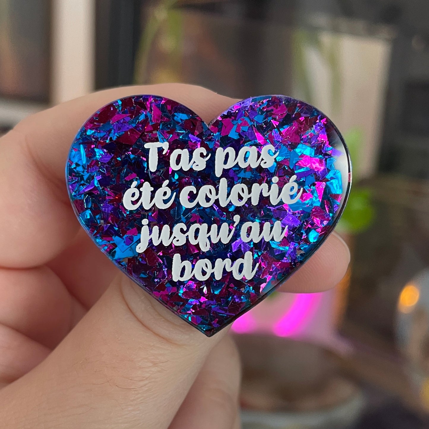 [CONTRÔLE TECHNIQUE] Broche "T'as pas été colorié jusqu'au bord" en acrylique avec des gros confettis bleus et violets