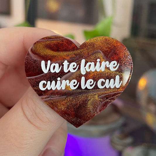 [CONTRÔLE TECHNIQUE] Broche "Va te faire cuire le cul" en acrylique marbrée marron et dorée