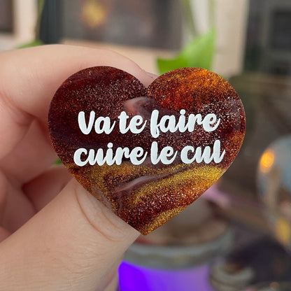 [CONTRÔLE TECHNIQUE] Broche "Va te faire cuire le cul" en acrylique marbrée marron et dorée