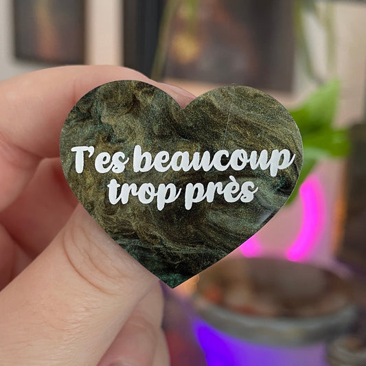 [CONTRÔLE TECHNIQUE] Broche "T'es beaucoup trop près" en acrylique marbrée noire, verte et dorée