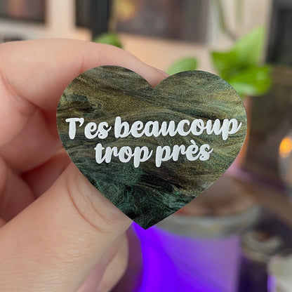 [CONTRÔLE TECHNIQUE] Broche "T'es beaucoup trop près" en acrylique marbrée noire, verte et dorée