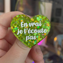 Charger l&#39;image dans la galerie, [CONTRÔLE TECHNIQUE] Broche &quot;En vrai je t&#39;écoute pas&quot; en acrylique semi-transparente avec des confettis verts