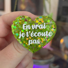 Charger l&#39;image dans la galerie, [CONTRÔLE TECHNIQUE] Broche &quot;En vrai je t&#39;écoute pas&quot; en acrylique semi-transparente avec des confettis verts