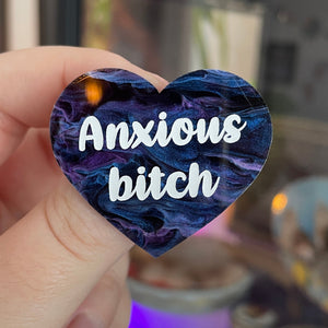 [CONTRÔLE TECHNIQUE] Broche "Anxious bitch" en acrylique marbrée noire, bleue et violette