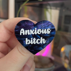 [CONTRÔLE TECHNIQUE] Broche "Anxious bitch" en acrylique marbrée noire, bleue et violette