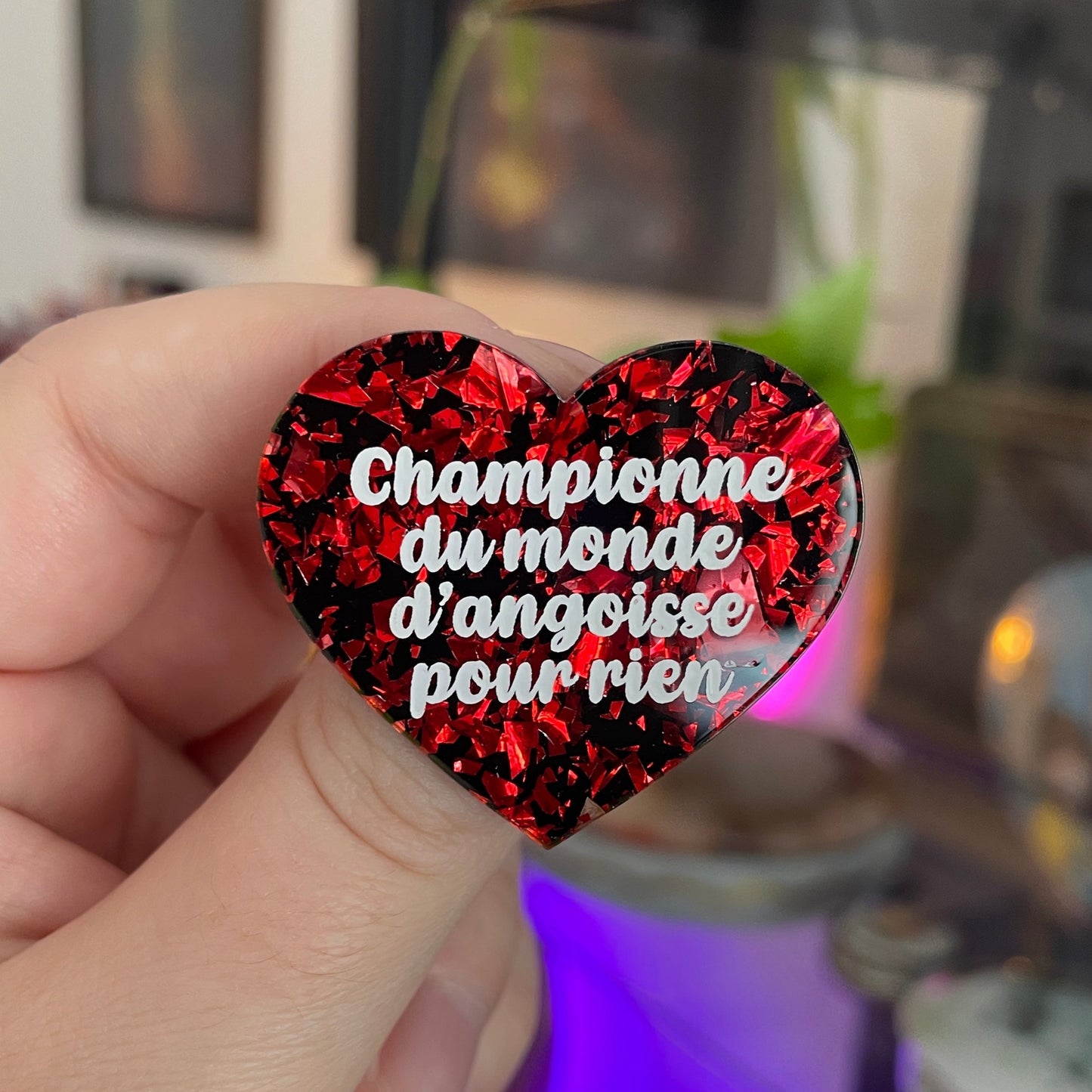 [CONTRÔLE TECHNIQUE] Broche "Championne du monde d'angoisse pour rien" en acrylique noire avec des éclats de confettis rouges