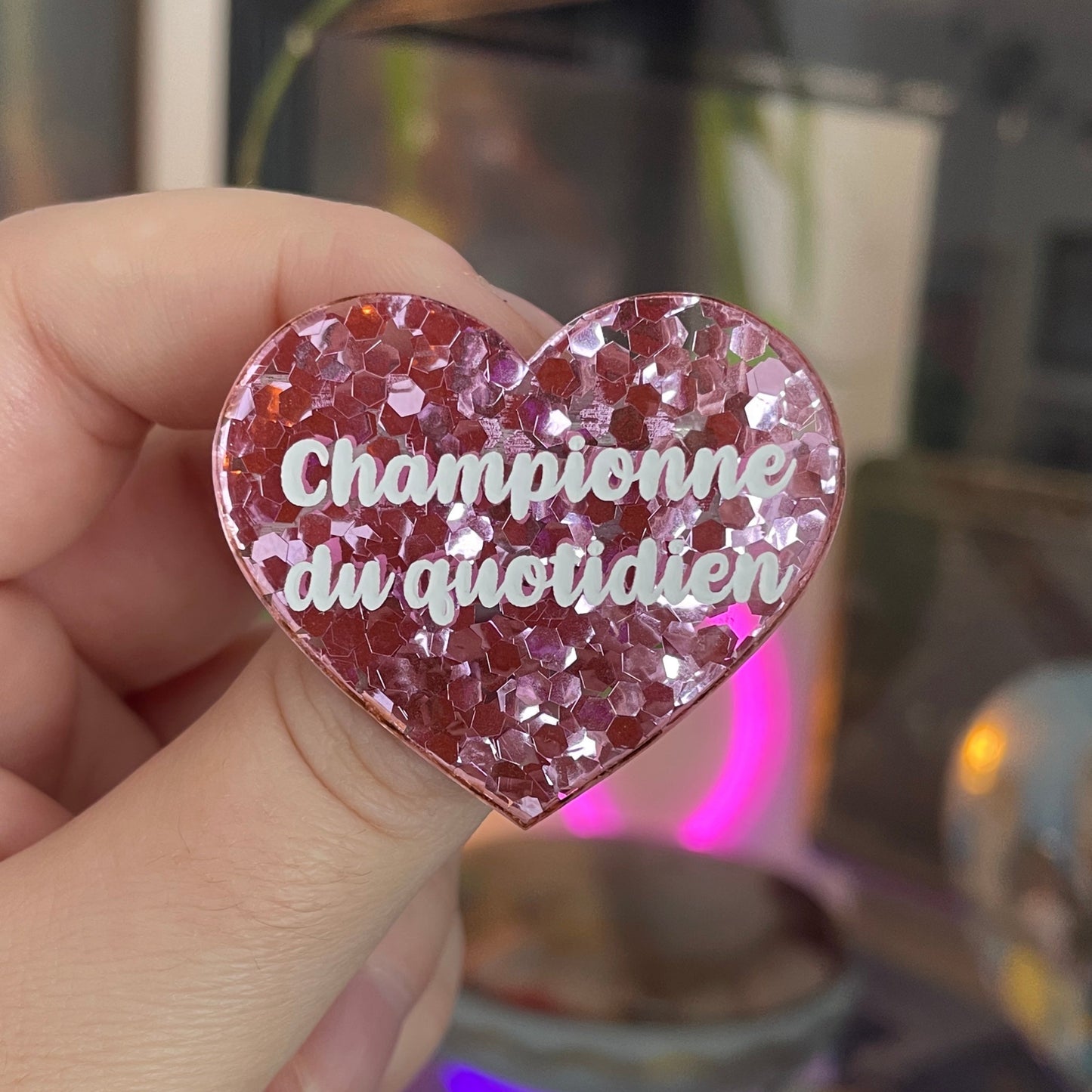 [CONTRÔLE TECHNIQUE] Broche "Championne du quotidien" en acrylique semi-transparente avec des confettis roses