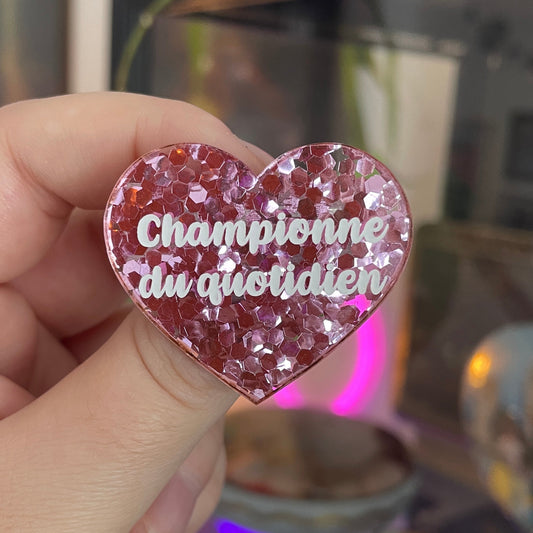[CONTRÔLE TECHNIQUE] Broche "Championne du quotidien" en acrylique semi-transparente avec des confettis roses
