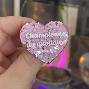 [CONTRÔLE TECHNIQUE] Broche "Championne du quotidien" en acrylique semi-transparente avec des confettis roses