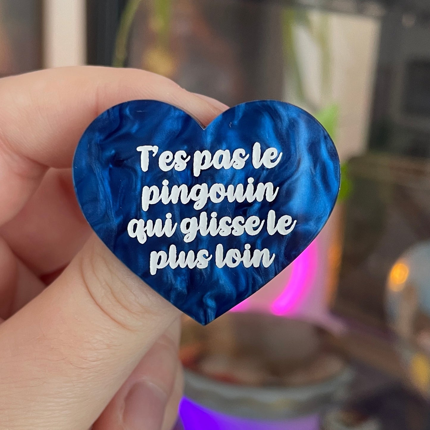 [CONTRÔLE TECHNIQUE] Broche "T'es pas le pingouin qui glisse le plus loin" en acrylique marbrée bleue